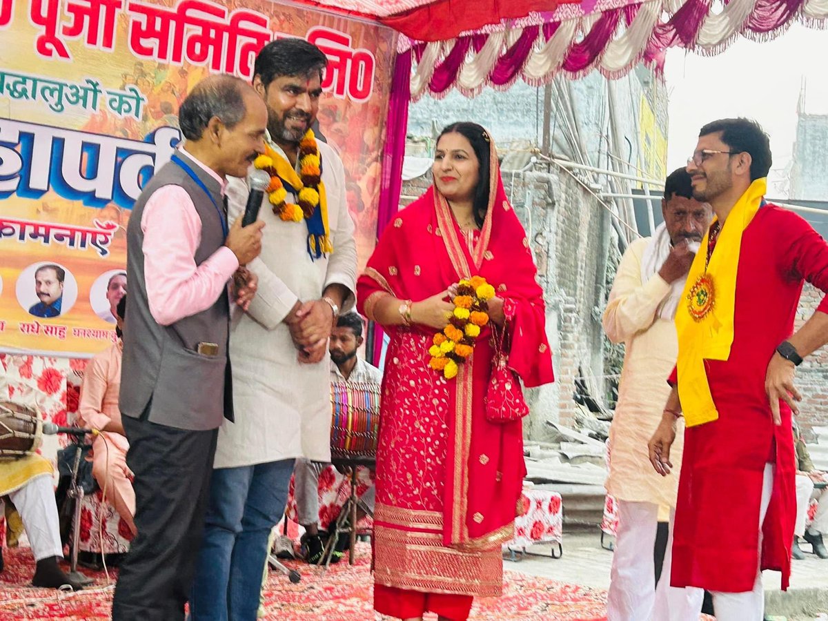 98Aap's tweet photo. आज बदरपुर विधानसभा के जैतपुर वार्ड 184 में श्रीकृष्ण छठ पूजा समिति के द्वारा AAP नेता श्रीचंद वोहरा जी व AAP निगम पार्षद हेमा वोहरा जी जोरदार स्वागत किया । @ArvindKejriwal @AamAadmiParty @AtishiAAP @ipathak25 https://t.co/TZKJFvUpYf