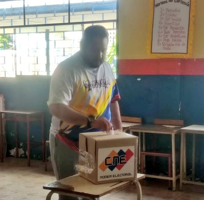 BloqCentroOccid's tweet photo. En el marco del #SimulacroElectoral, @WBenavides_MRT nuestro Secretario General Nacional, también salió en vanguardia, así como nuestro pueblo venezolano que se movilizó desde temprano al ejercicio con el fin de afinar la participación éste 3D y votar 5 veces si.

@NicolasMaduro https://t.co/f2uttrQC0g