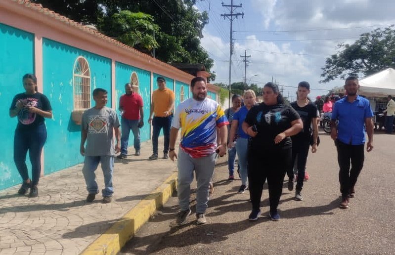 BloqCentroOccid's tweet photo. En el marco del #SimulacroElectoral, @WBenavides_MRT nuestro Secretario General Nacional, también salió en vanguardia, así como nuestro pueblo venezolano que se movilizó desde temprano al ejercicio con el fin de afinar la participación éste 3D y votar 5 veces si.

@NicolasMaduro https://t.co/f2uttrQC0g