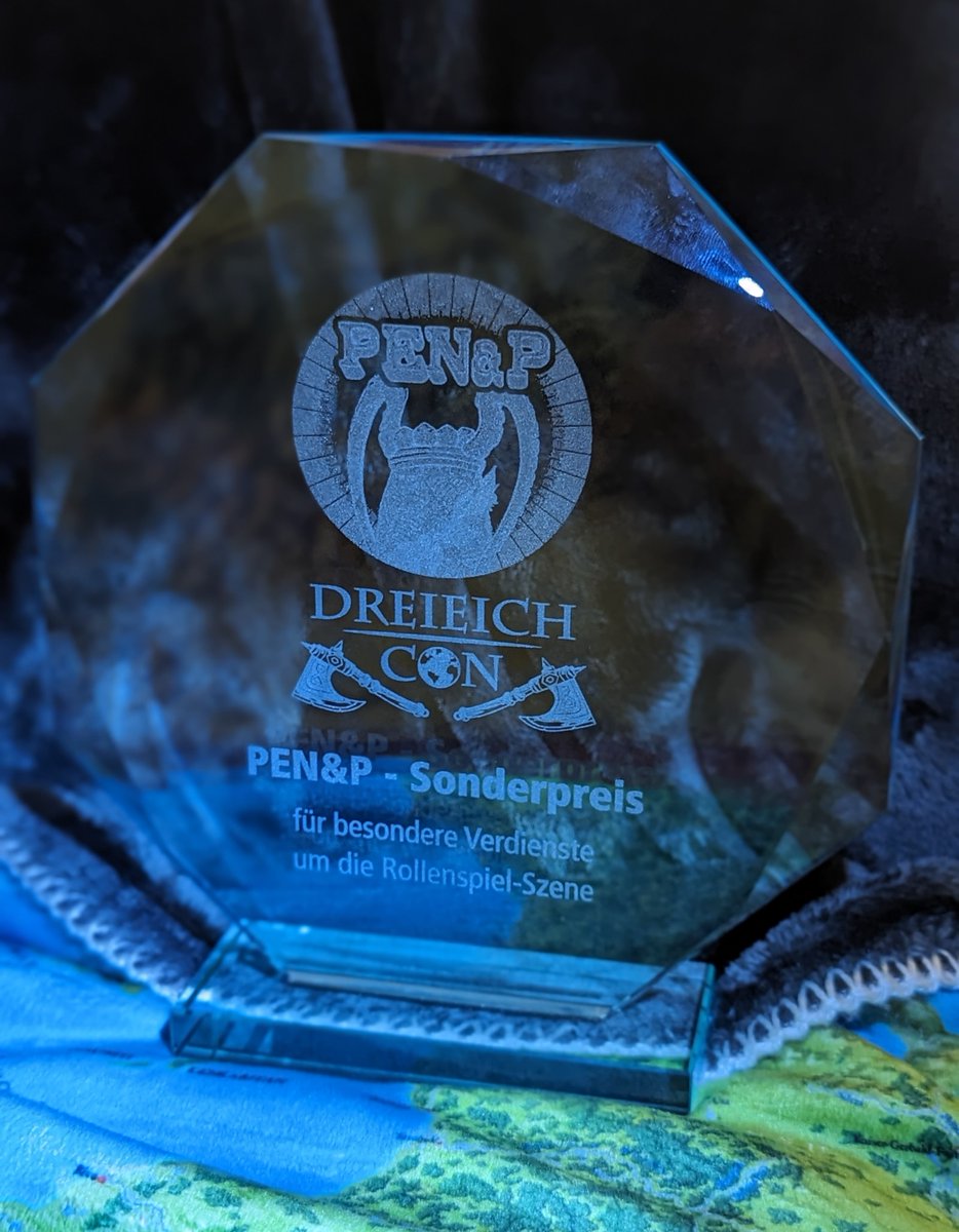 4helden1schelm's tweet photo. Auf der soeben zu Ende gegangenen, gewohnt grandiosen @DreieichCon hat Ina Kramer den #GoldenerStephan Sonderpreis für ihr Lebenswerk erhalten - leider nur postum. Dafür konnten wir Werner Fuchs für seine Verdienste ehren. Ina hätte sich sehr gefreut! Danke an alle! #INAvember https://t.co/kw4YSIC1k2
