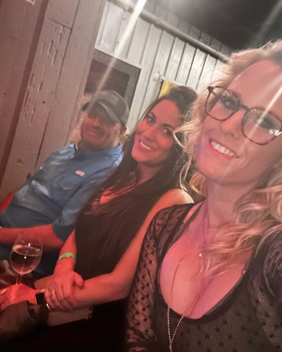 JillianSilcox's tweet photo. Shoutout to the best pizza joint in town for serving up laughs with a side of cheesy goodness!!  #comedynight @moseysdowntown @panamacitycomedy @coco_funzzone https://t.co/u7qwjQxxoz