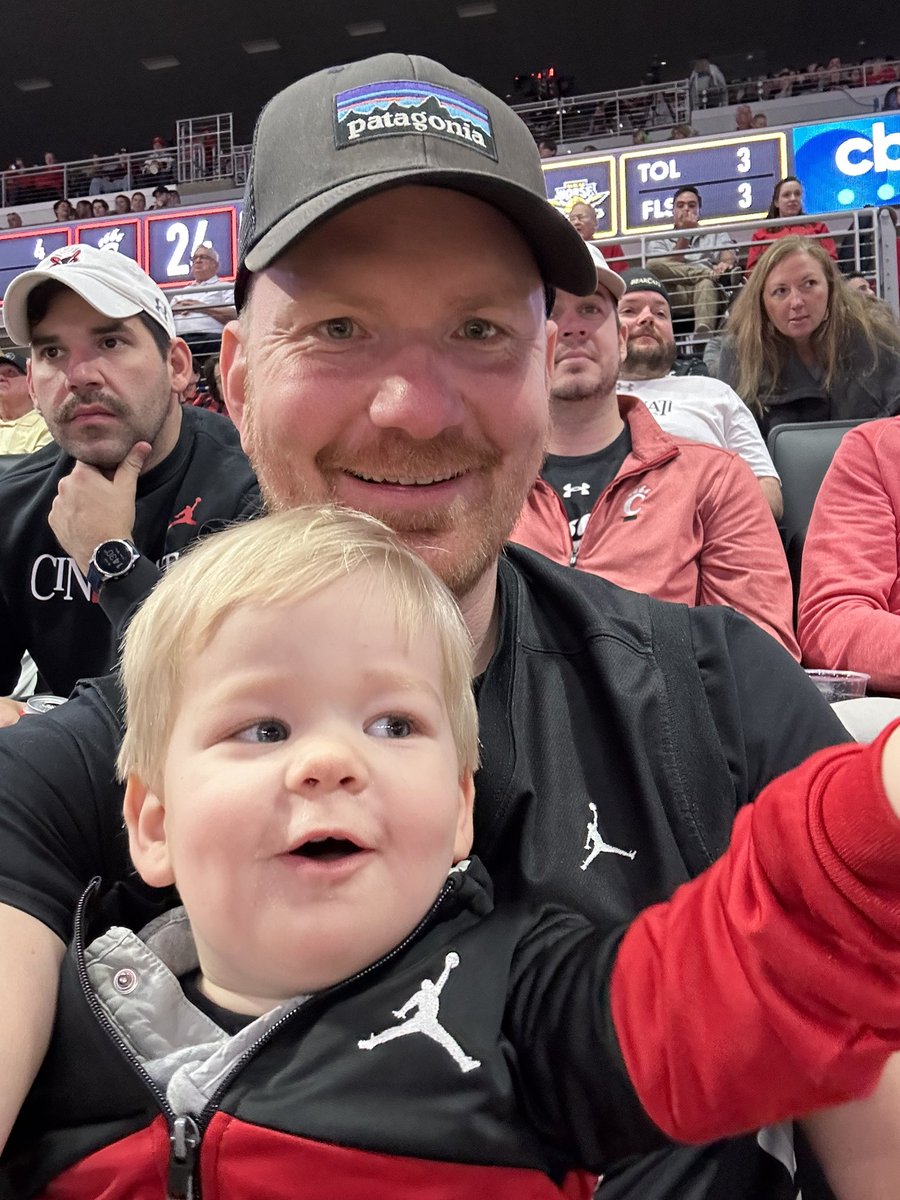 seanleeCPG's tweet photo. Itโs time to move on from a disappointing Cincinnati football season because Basketball is BACK. Glad I am also creating a new lifelong fan. #bearcats #freeaziz https://t.co/n4o7B6LWSD
