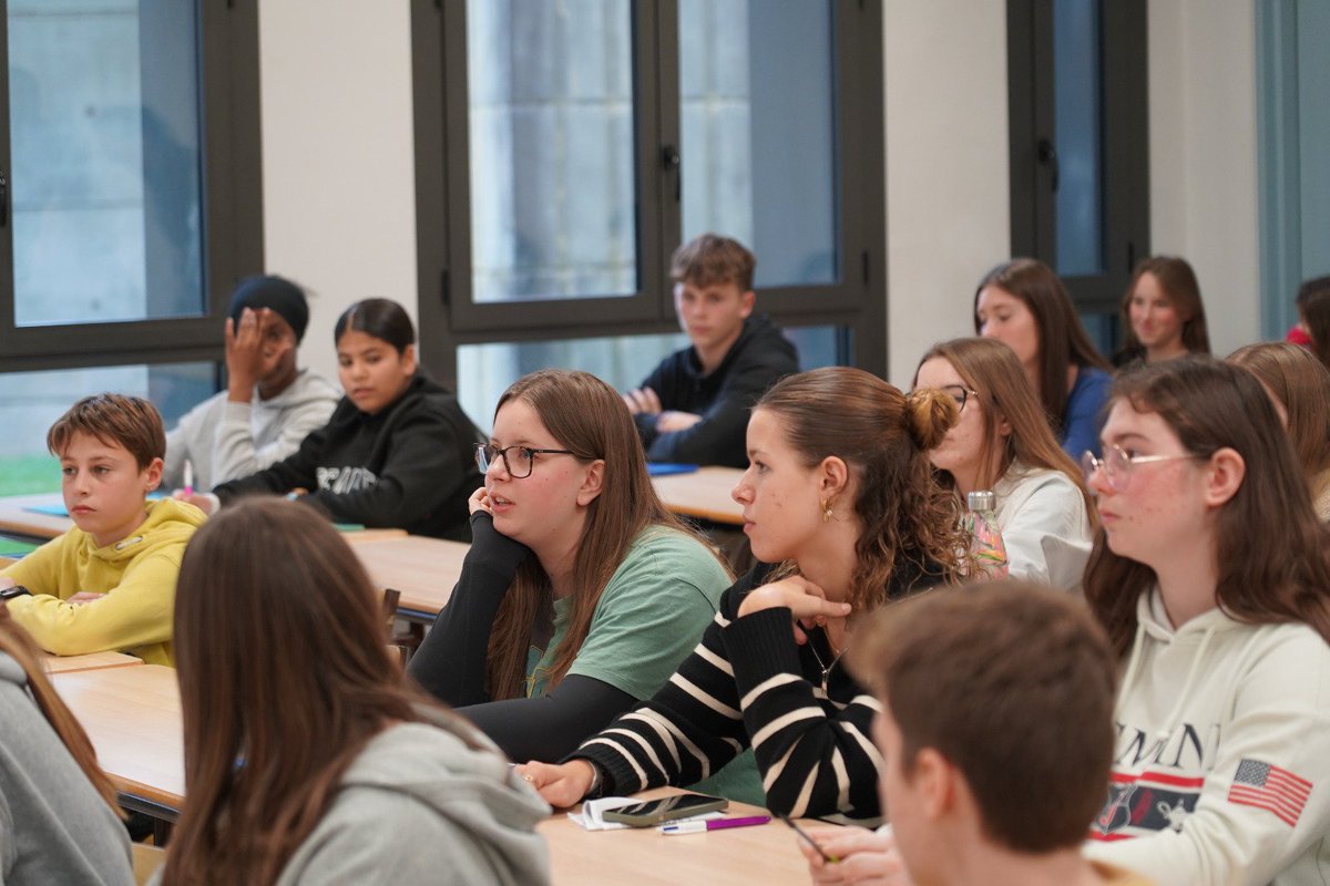 BndicteRobert's tweet photo. "On ne naît pas ambitieux, on le devient!"
Joli slogan pour ces 4e Rencontres de l'excellence de l'@acpoitiers #enaq qui ont permis à près de 800 jeunes de rencontrer des professionnels dans les locaux de l'@UnivPoitiers. Ravie d'avoir ouvert ces Rencontres ! https://t.co/pTex83rU6M