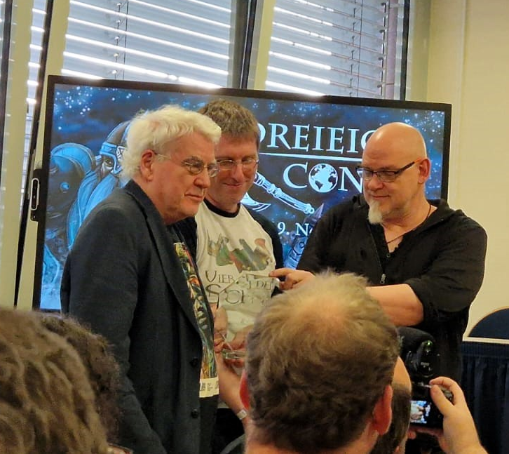 4helden1schelm's tweet photo. Auf der soeben zu Ende gegangenen, gewohnt grandiosen @DreieichCon hat Ina Kramer den #GoldenerStephan Sonderpreis für ihr Lebenswerk erhalten - leider nur postum. Dafür konnten wir Werner Fuchs für seine Verdienste ehren. Ina hätte sich sehr gefreut! Danke an alle! #INAvember https://t.co/kw4YSIC1k2