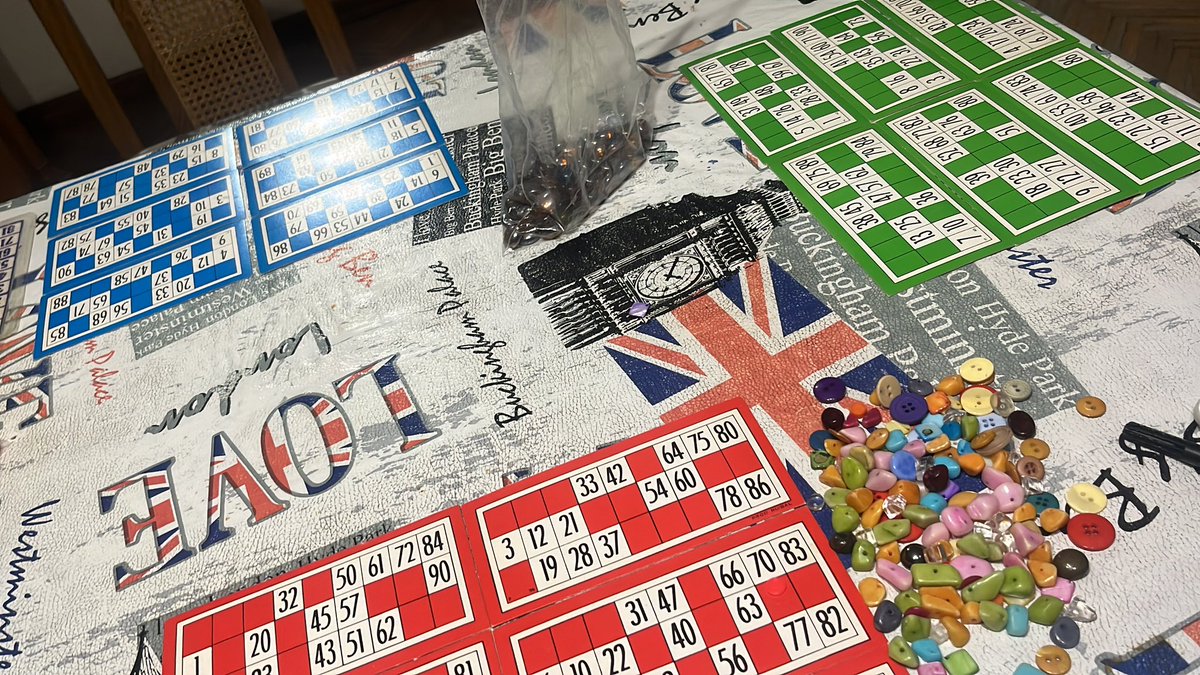 mi sábado es jugar a la lotería con mi abuela , envidien 😘