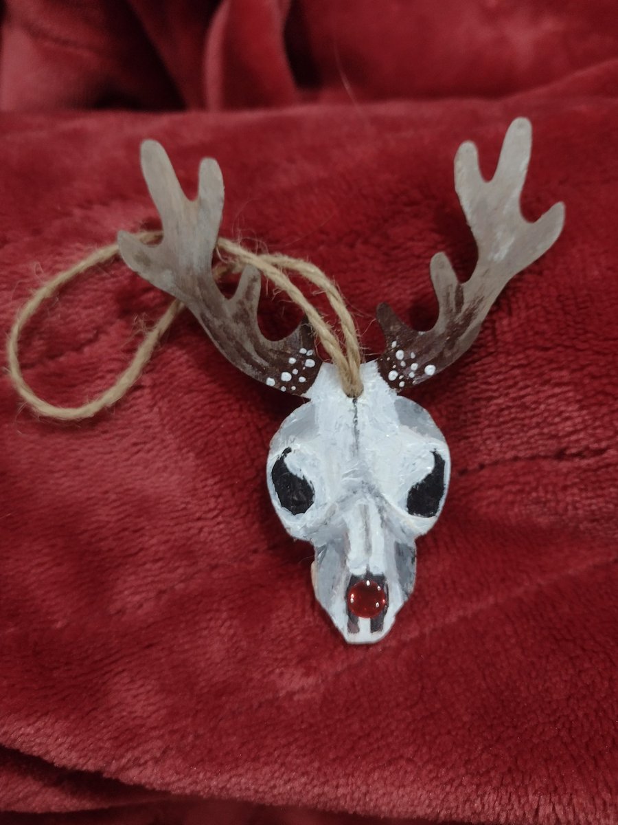 StreetsArt1's tweet photo. To the woman who told me my art was "terrible and disgusting, full of filthy things", and that "something is wrong with you", because I like to paint skulls, and "who would even want that on their tree" :

Merry Christmas, I sincerely hope you hate this ❤️ https://t.co/RcJjrhXuTq