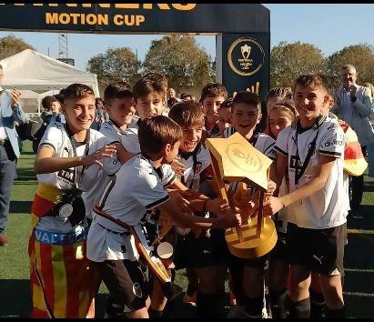 valencia_unida's tweet photo. 💙 Felicitats als alevins del @valenciacf que hui en #Almussafes han guanyat la Final de la #MotionCup. ¡Enhorabona, campeons! https://t.co/mGRiZUiAol