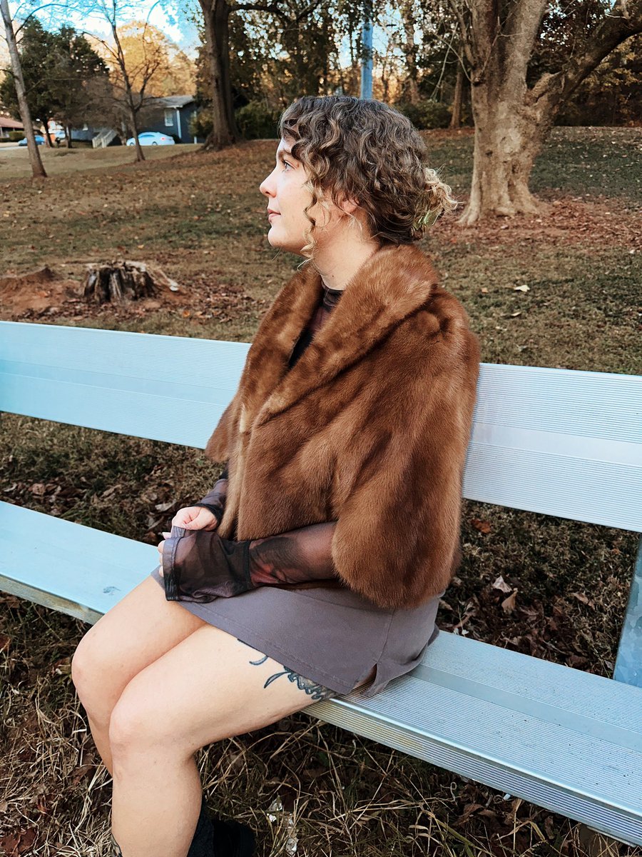 RePeachGA's tweet photo. Aightttt listen 👂 I’m just here to have fun and am only just a girl. Today I’m sharing sweaters &amp; coats 🧥 , tomorrow accessories 👒, and later this week special collectible items. If it’s posted here, it’s live in the Depop 🔗 below: https://t.co/GgAfPNWHE0 https://t.co/jSFy3W7HPn