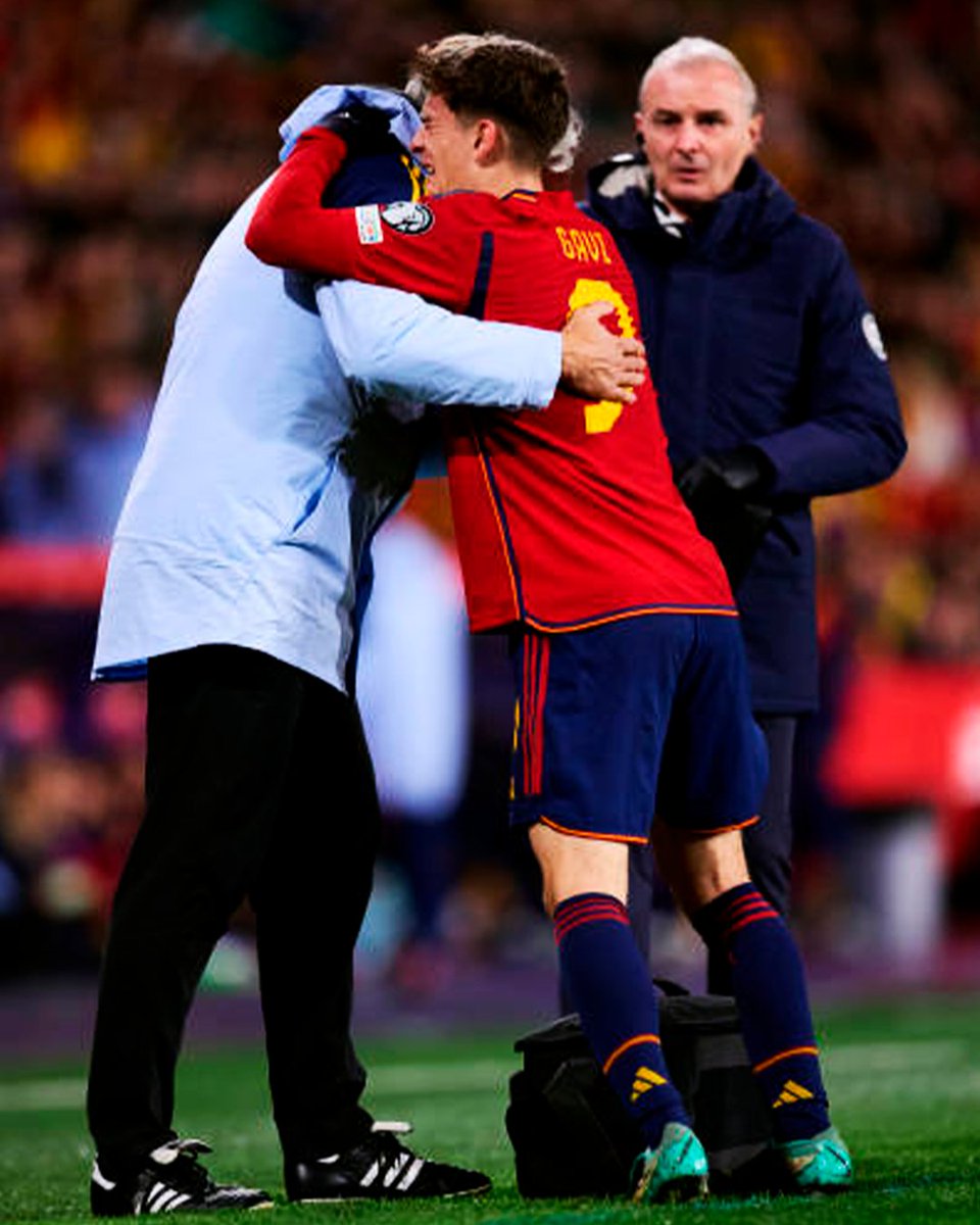 GOLPERUoficial's tweet photo. ¡MUCHA FUERZA! Gavi ⚽ salió lesionado a los 26 minutos del partido entre España 🇪🇸 y Georgia 🇬🇪. Después del primer examen médico 🏥, se diagnosticó una rotura del ligamento cruzado y su tiempo de recuperación sería entre 6 a 8 meses 🗓. https://t.co/5QrEYddX8w