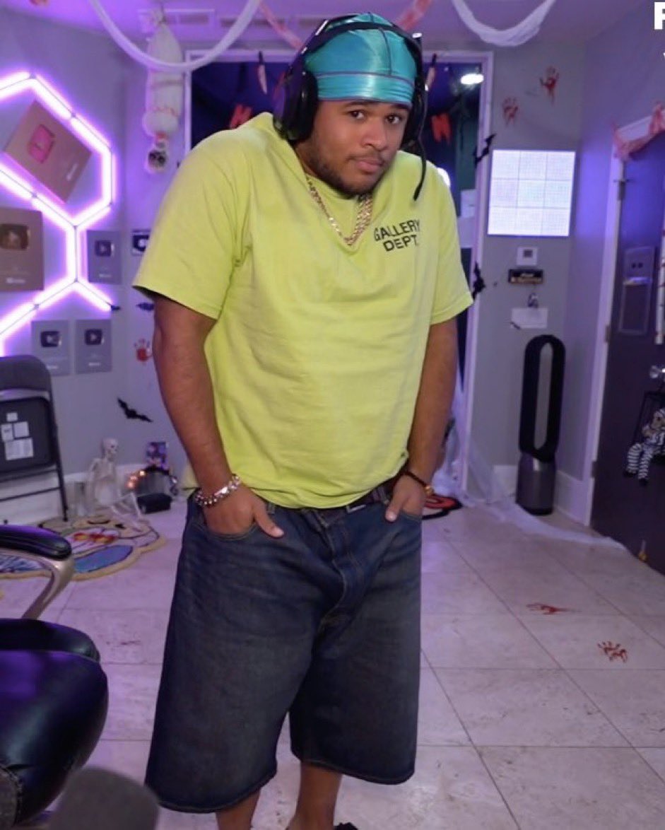 GOTTA GET UP GET OUT AND GRIND COME JOIN IM LIVE AGAIN WEEEEEEEE twitch.tv/louie_pr