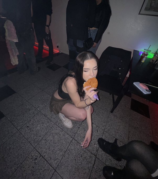 Girl dinner https://t.co/fPi5IbmHAQ
