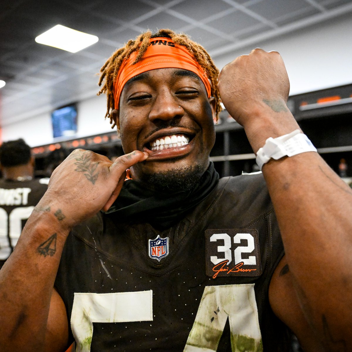 Ogbo played with his hospital band on and dedicated the game to his newborn son 🥹😭

1 sack, 5 total tkl, 4 TFL, 1 QB hit