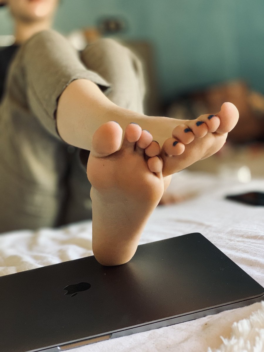 LoveThoseFeet tweet media