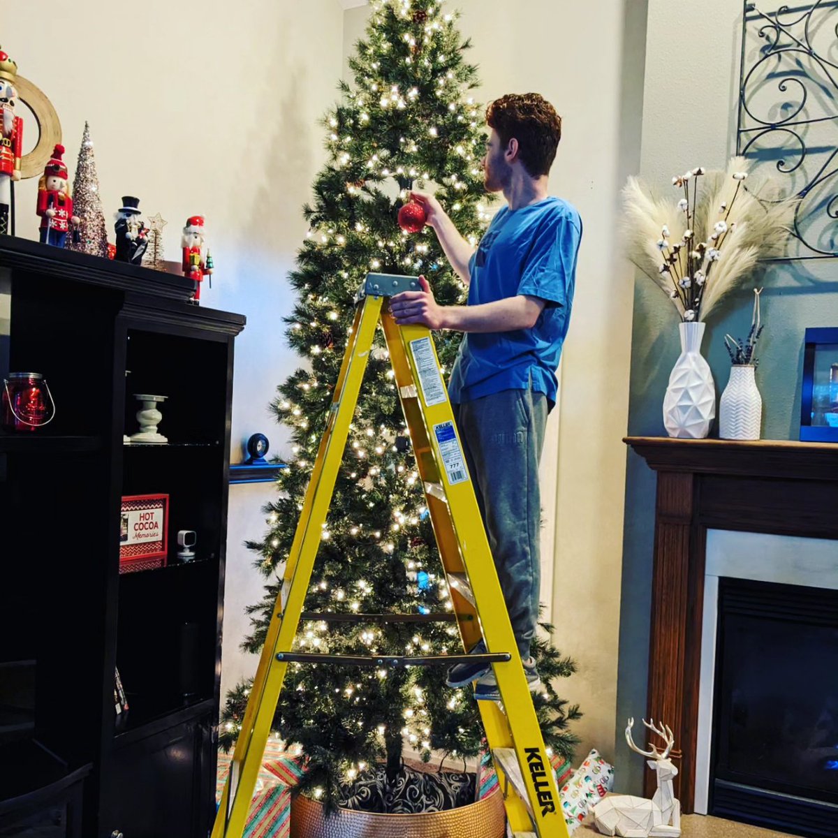 BlandinJarrett's tweet photo. It's beginning to look a lot like Christmas! 
🎄
🙏
❤️
#christmas #christmasdecor #faketree #itbeginningtolookalotlikechristmas #jarrettblandin #christiantiktoker #Christian #ohio #ohioactor #christmastime https://t.co/0fVOYKNhD1