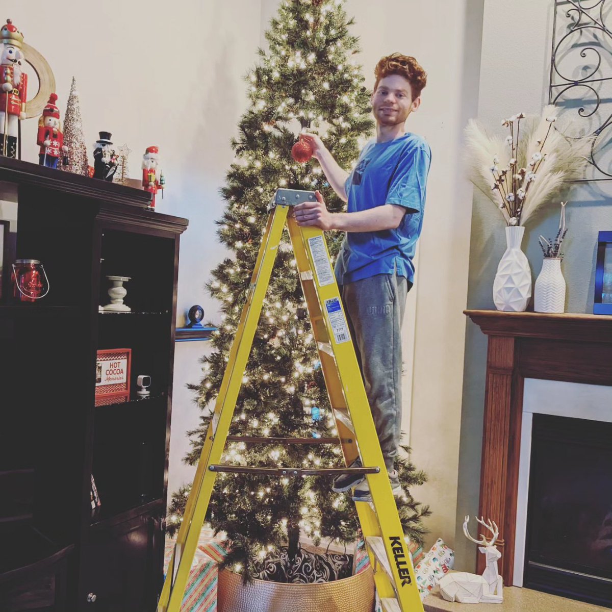 BlandinJarrett's tweet photo. It's beginning to look a lot like Christmas! 
🎄
🙏
❤️
#christmas #christmasdecor #faketree #itbeginningtolookalotlikechristmas #jarrettblandin #christiantiktoker #Christian #ohio #ohioactor #christmastime https://t.co/0fVOYKNhD1