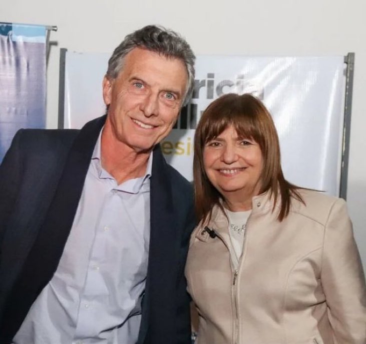 tealdif's tweet photo. La vieron toda. 

Sólo 24hs después de la primera vuelta y en plena efervescencia peronista, pegaron el volantazo histórico y abandonaron al ala zurda y fracasada de JxC (radicales, lilitos, palomas, margaritas) para apoyar (y ayudar) al próximo presidente @JMilei. 

🐈 🦆 👏🏻👏🏻🦁 https://t.co/x8y51tx13l