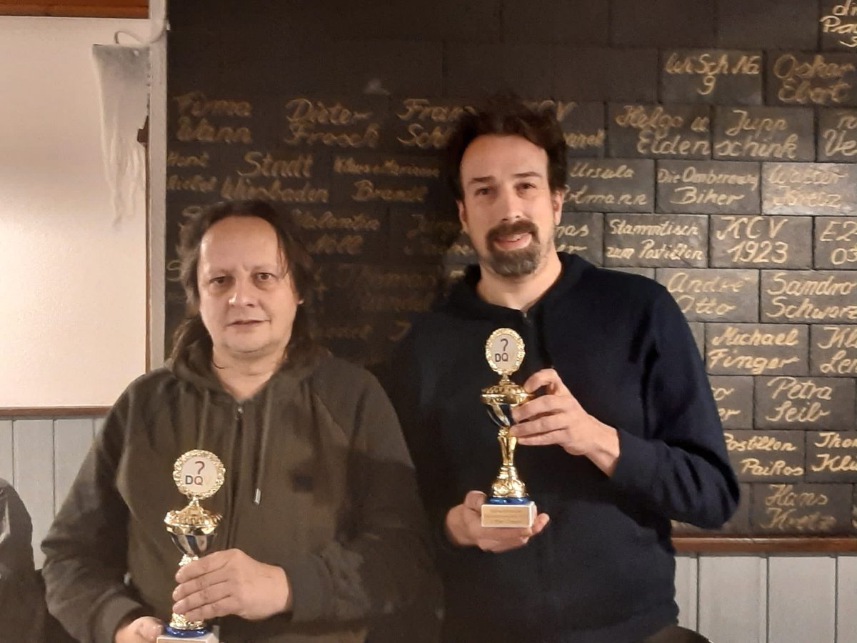 DQVQuiz's tweet photo. Benjamin im Doppelpack: Benjamin Leng und Benjamin Maresch haben sich zum Doppelwettbewerb der #SWQM2023 zusammengetan, mit dem Ergebnis, dass sie 41,5 Punkte erreichten und einen Bronzepokal mit nach Hause nehmen dürfen. https://t.co/AvvA7XysRM