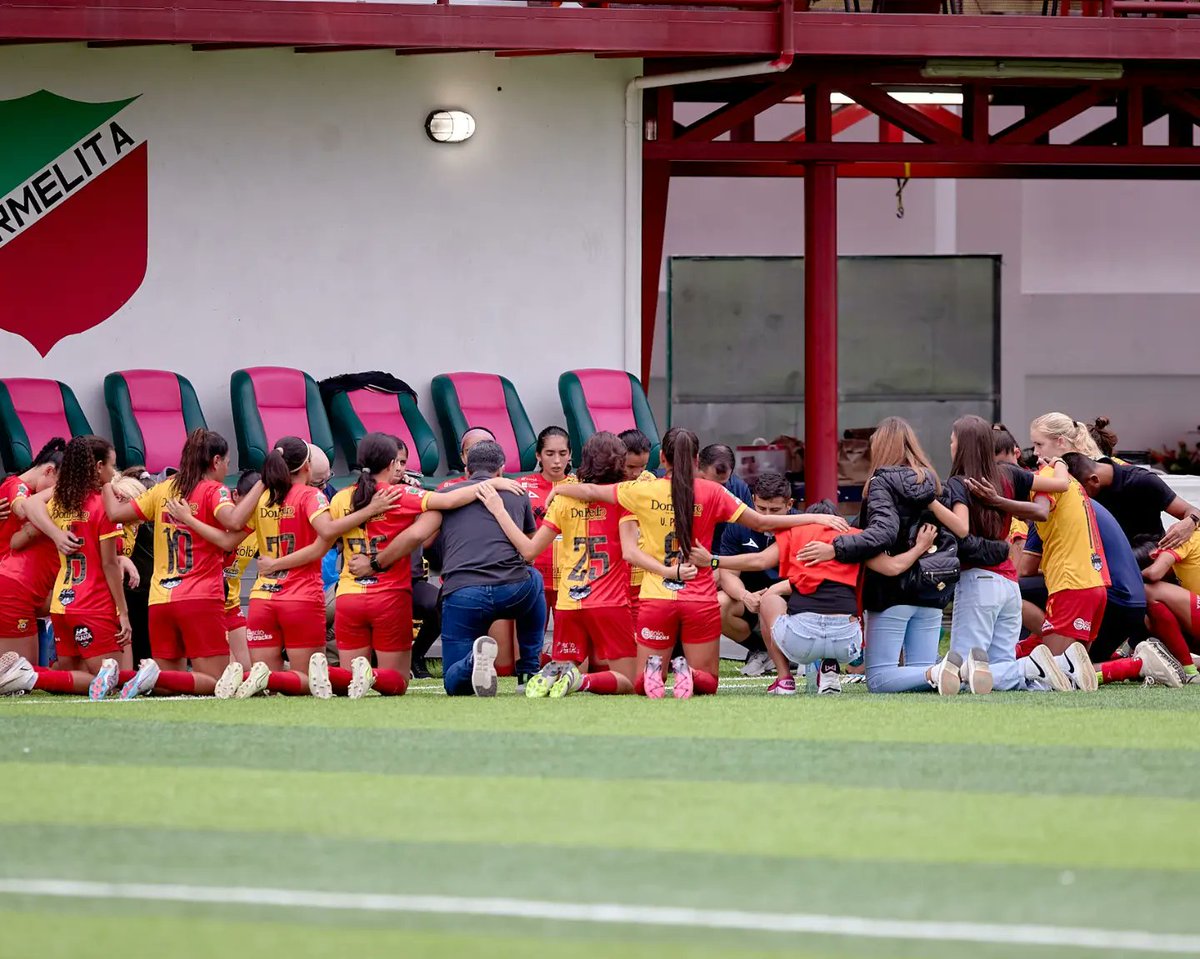 csherediano1921's tweet photo. ¡ESTAMOS EN SEMIFINALES! 😎❤️💛

Gran trabajo de Cuerpo Técnico y Jugadoras.

¿Cuántos likes para nuestras semifinalistas? ❤️⚽️

#SomosElTeamFF #CSH https://t.co/NdyCWDKklF