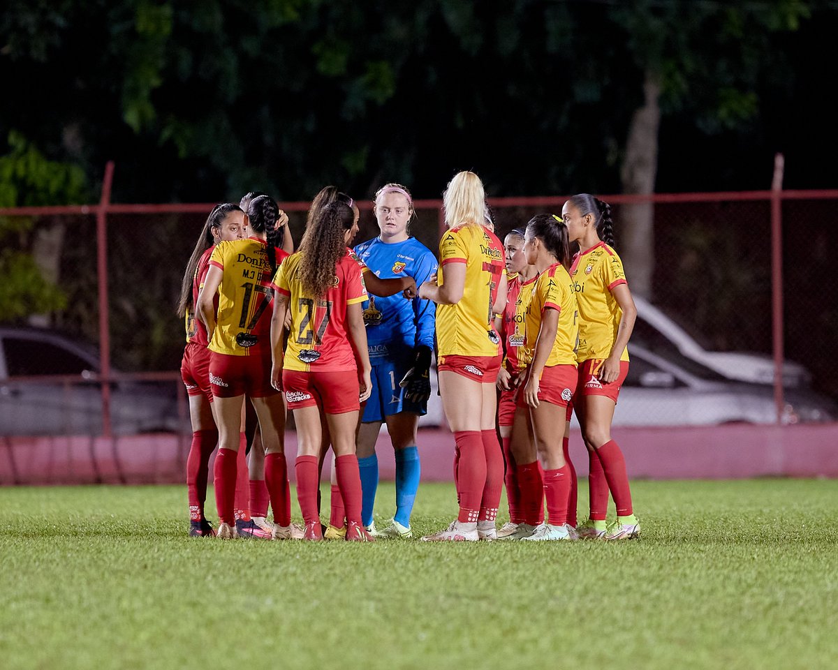 csherediano1921's tweet photo. ¡ESTAMOS EN SEMIFINALES! 😎❤️💛

Gran trabajo de Cuerpo Técnico y Jugadoras.

¿Cuántos likes para nuestras semifinalistas? ❤️⚽️

#SomosElTeamFF #CSH https://t.co/NdyCWDKklF