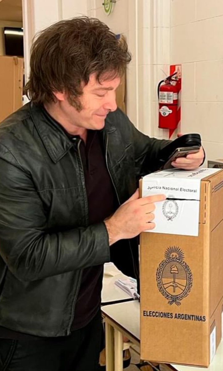RielFm's tweet photo. #Basavilbaso la fórmula que encabeza Javier Milei ganó en todas las mesas (25) en la elección de balotaje en la ciudad del riel; reuniuó 3937 sufragios mientras el oficialista Sergio Massa 2552. https://t.co/2F3UNKFElY