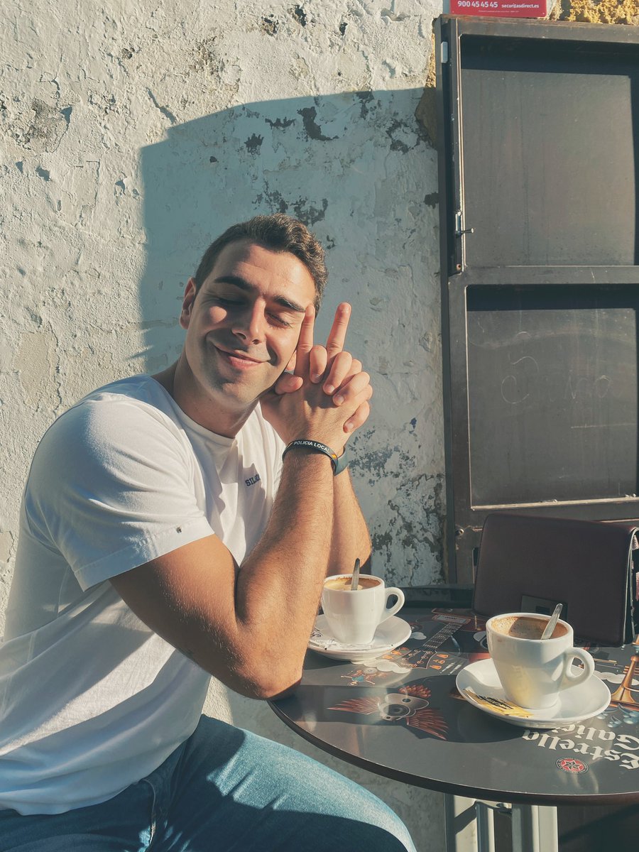 A el Pablo no le gustaban nada estas fotos pero me da igual porque la vida son estos ratitos con café y al sol con tu personita , llamadme cursi♥️