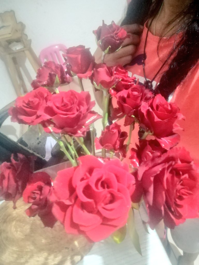Iddannia's tweet photo. 😌Y a ustedes su papá les regala flores? https://t.co/TZ4Kxjf6Hw