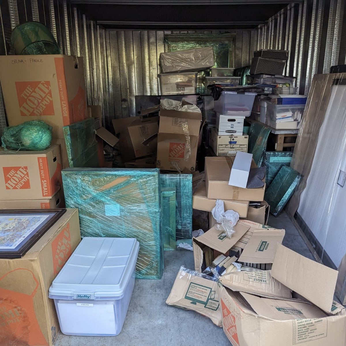 Haulbrosjunk's tweet image. Decluttering: where each removed item is a step towards creating a home that nurtures your soul. 🏡 #NurtureYourSoul #ClutterFreeHome