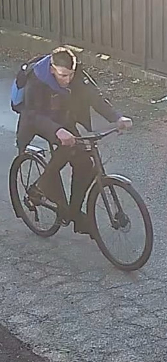 KrisFast's tweet image. Do you recognize or have you seen this robbery suspect? If so, please call the Burnaby RCMP at 604-646-9999 with any information - quote File No. BU23-40540.

#burnaby #burnabyheights @northburnaby #burnabyrcmp @brentwood