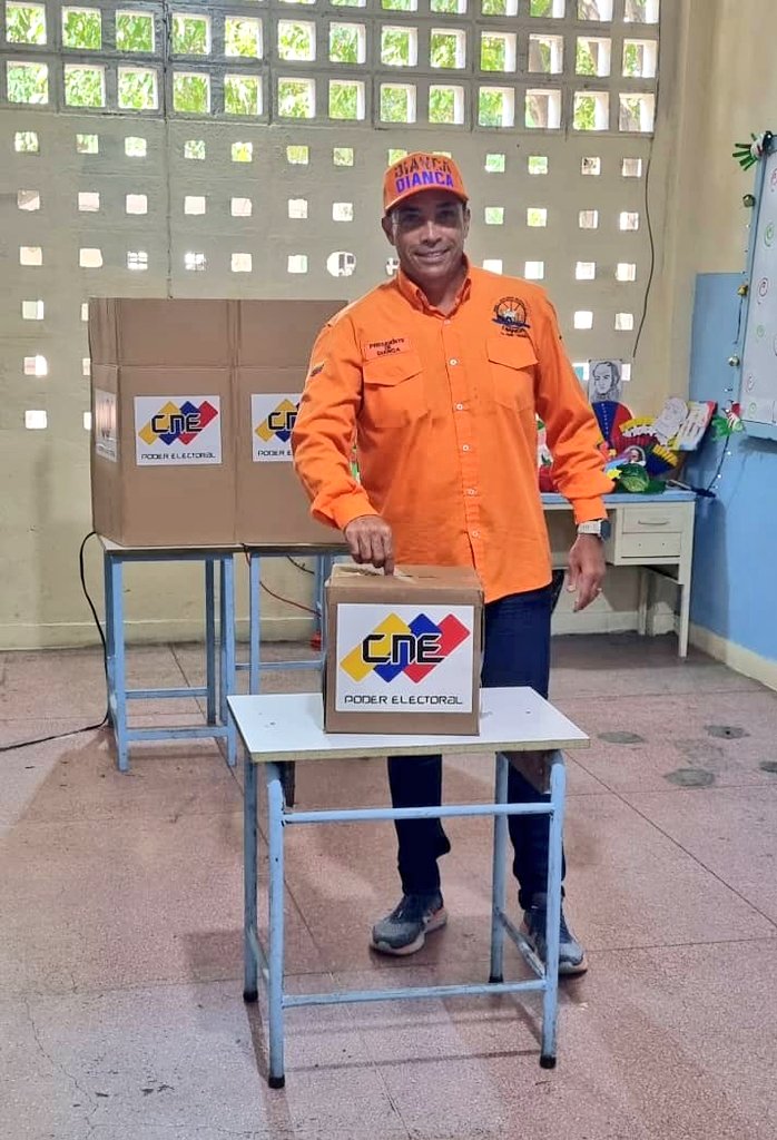 ⚓ #19Nov #EsNOTICIA 📰 El presidente de DIANCA, CA. Luis Enrique Castillo, participó este domingo #19Nov en el #SimulacroElectoral efectuado de forma preparatoria para el #ReferendoConsultivo en defensa de la Guayana Esequiba del #3Dic #5VecesSi #VenezuelaTodaVotaEl3D 🗳️🇻🇪💛💙♥️