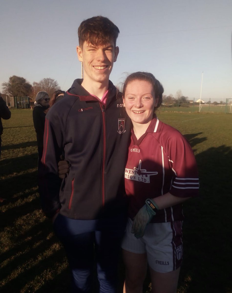 Fionn came back to Ennis to cheer on Saidhbh who was playing in a Junior Football final, before celebrating with the team. Honours even that day 🏆🏆
#siblingloss