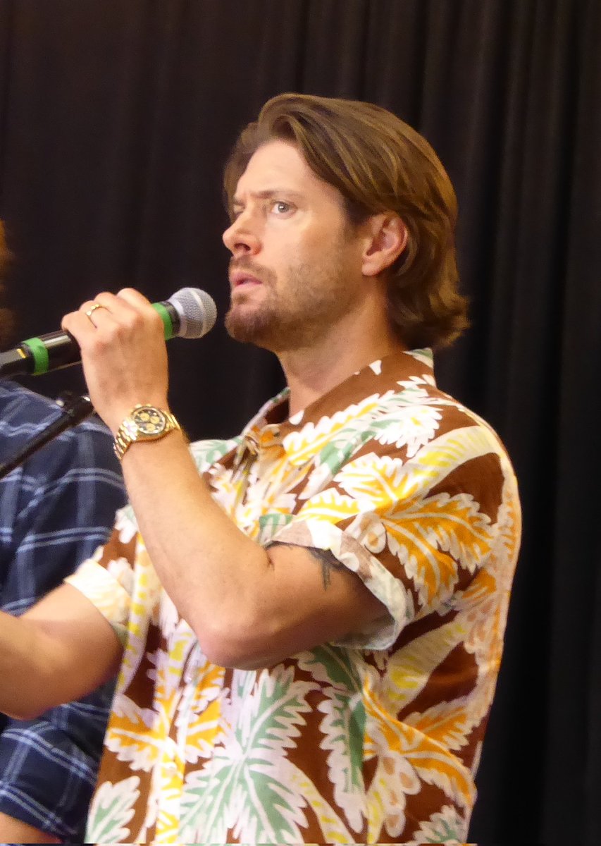 soy_em67's tweet photo. Jensen, Gold panel, clearly disturbed by us 🤣

#SPNHI https://t.co/6aqevlawlJ