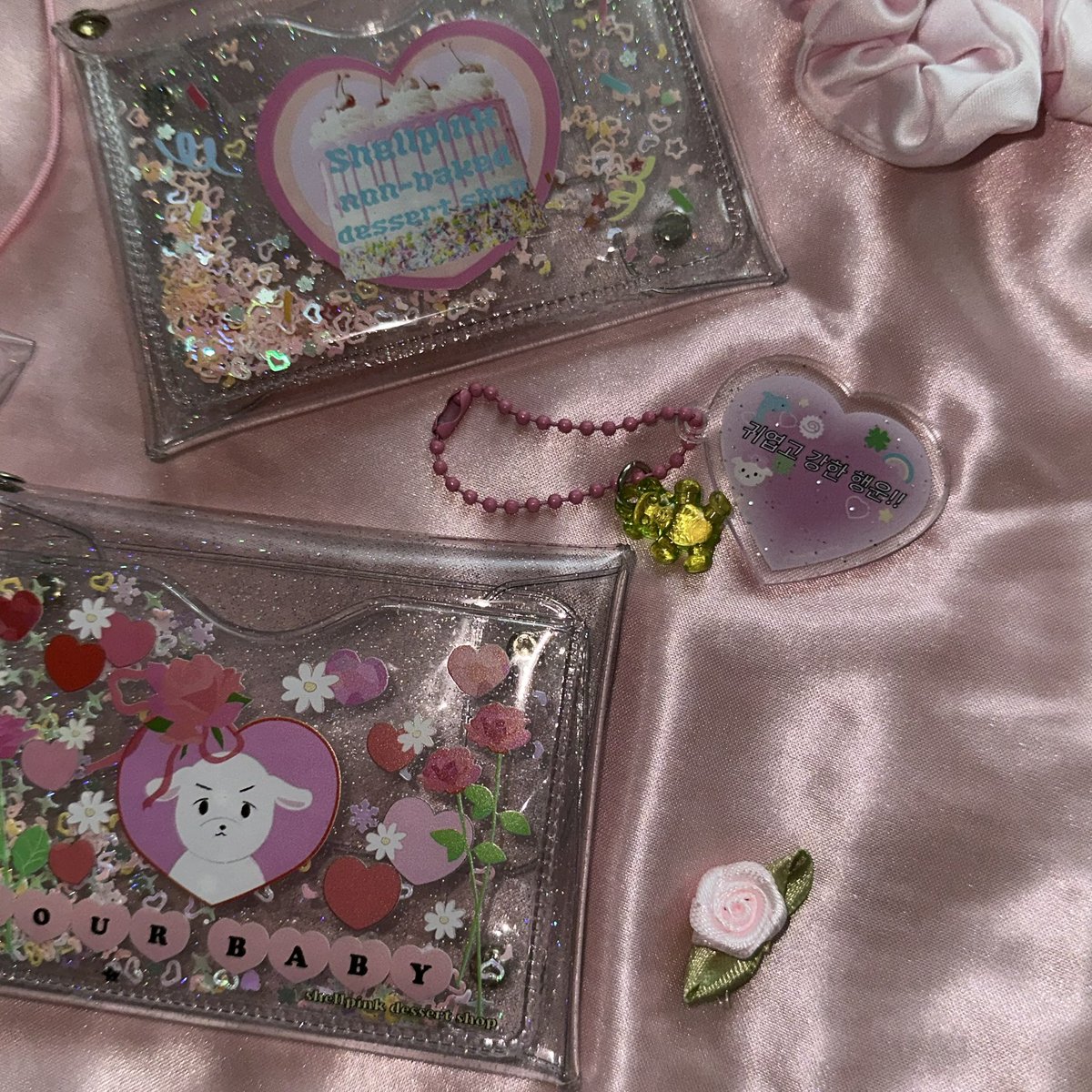 shellpink_shop's tweet photo. 귀여움 + 귀여움 = 와장창 귀여움 ( ⸍ɞ̴̶̷ ·̫ ɞ̴̶̷⸌ )♡
깜찍한 글리터 카드 지갑에 실용성까지!! 외부 수납포켓이 있어서 더 편리하게 사용 가능합니다!
귀엽고 강한 행운의 다양한 키링, 오마모리 시리즈들은 핑크러버들에게 찰떡같이 잘 어울리는 포인트가 됩니다! 🩷🫶🏻
https://t.co/G2smKPOzLB https://t.co/lbURzsob2k