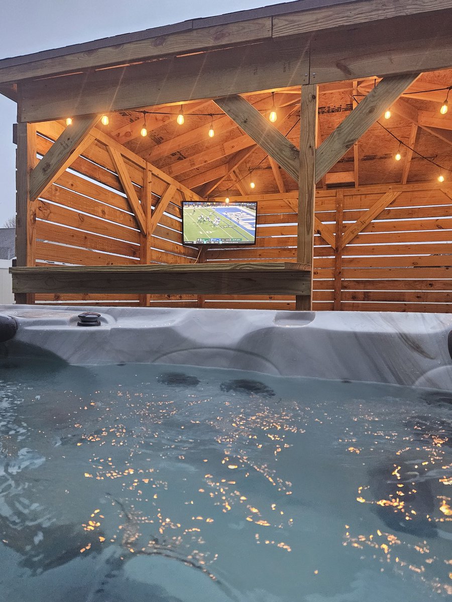 GibsonSTSEd's tweet photo. It is perfect weather for hot tub-football watching. Looking forward to when the snow starts falling to see how it compares. https://t.co/5JLpzn4o2O