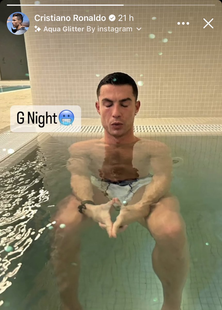 TateNews_'s tweet photo. Cristiano Ronaldo doing the Tate hand sign 👀 https://t.co/okejYdIWvu