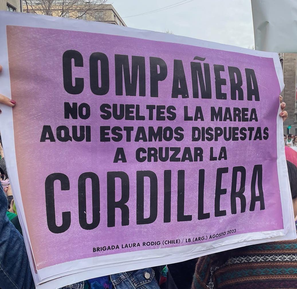 JavieraManzi's tweet photo. No nos soltamos compañeras. https://t.co/o5CRQYvghl
