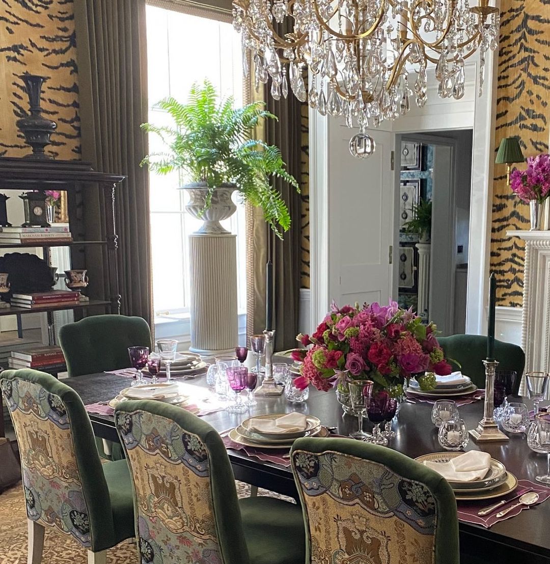 Kravet's tweet image. Indulge in the joy of a beautifully designed dining room -- by @alexahamptoninc. 

Featuring: @theshadestore at Kravet. ow.ly/ppBM50Q9f8O