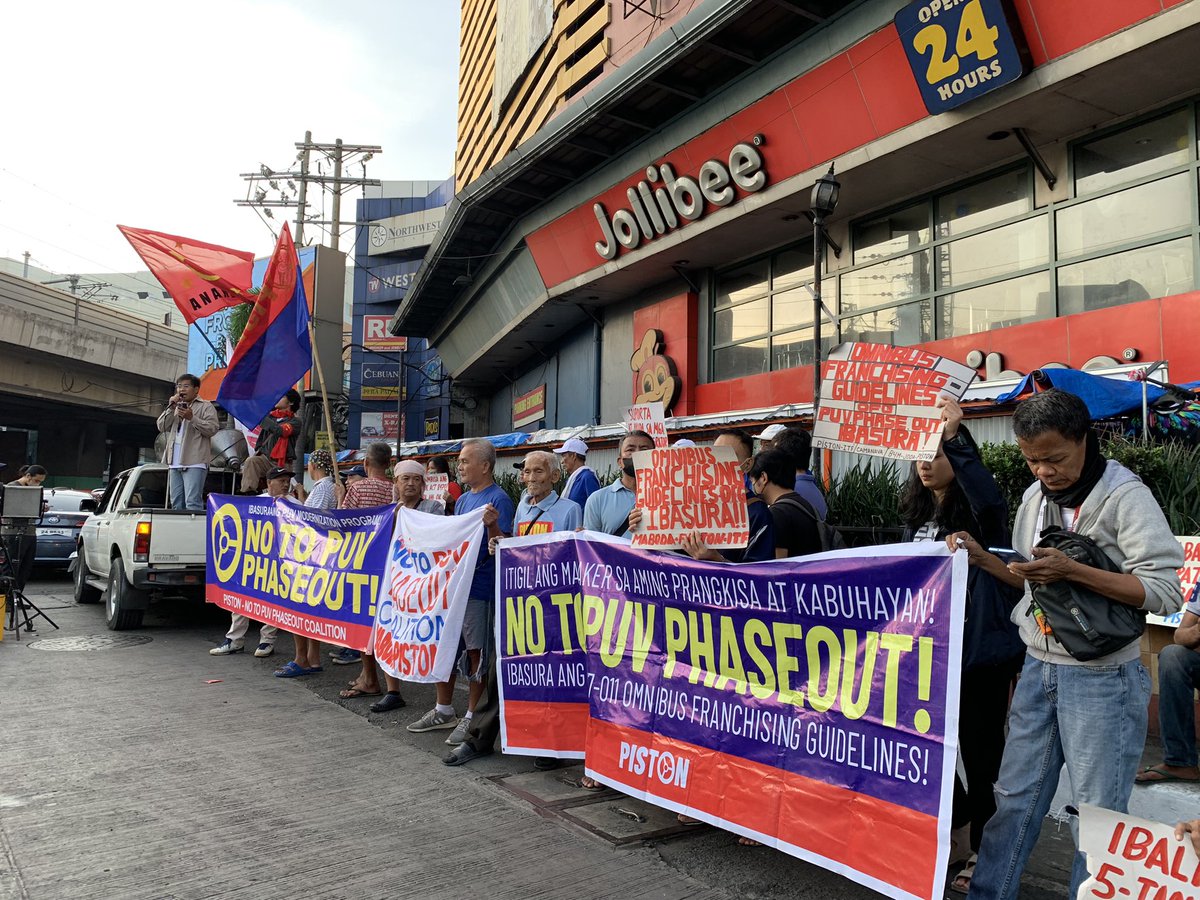 anakbayan_ph's tweet photo. NO TO PUV PHASEOUT!

Sinalubong ng mga jeepney drivers, operators, at mga taga-suporta ng protesta ang pagsisimula ng welga ngayong araw sa Monumento. Kaisa ang Anakbayan sa panawagan na ibasura ang palpak, pahirap, at hindi makatao na PUV Modernization Program. https://t.co/mAFnj31Cbt