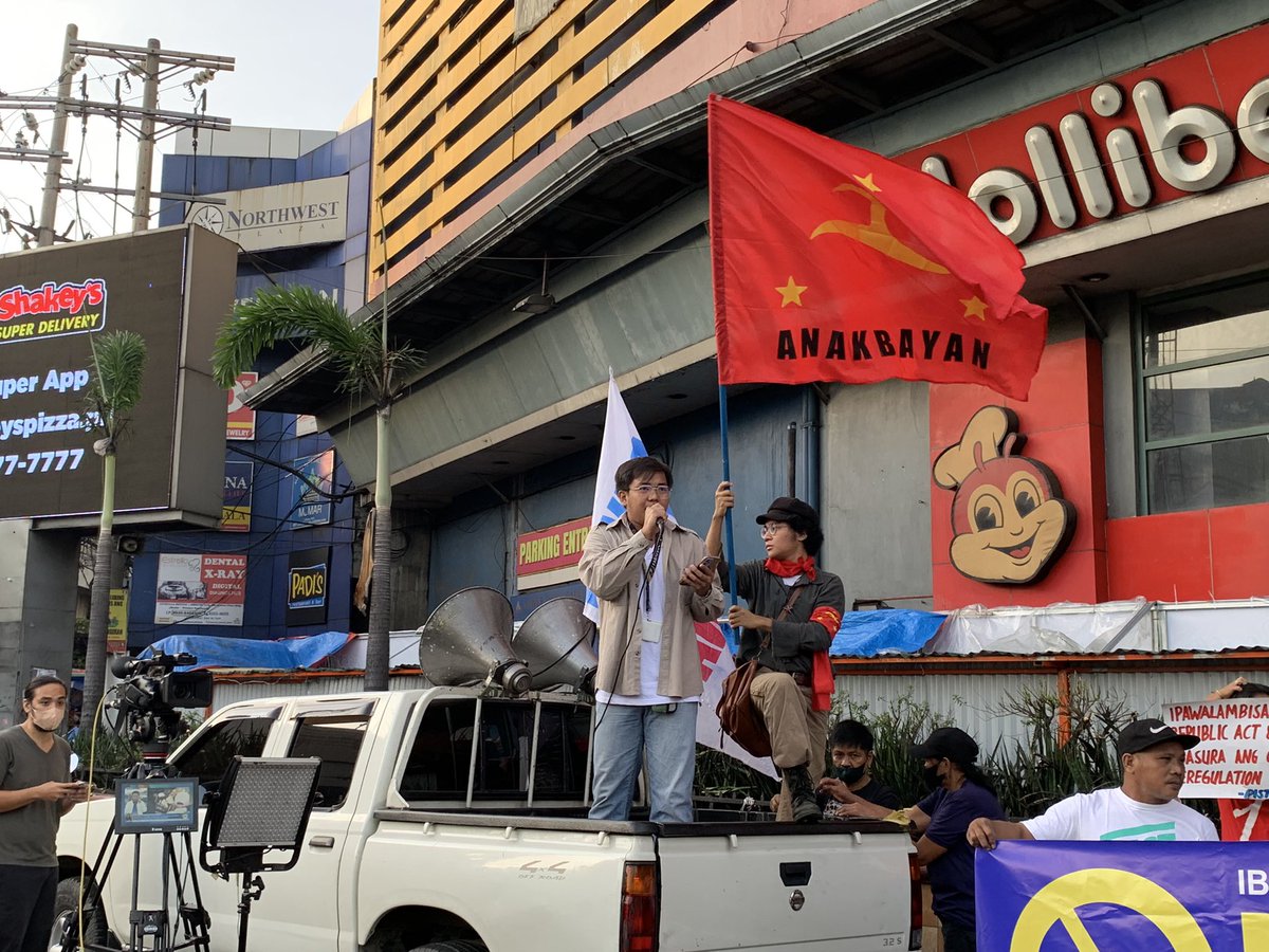 anakbayan_ph's tweet photo. NO TO PUV PHASEOUT!

Sinalubong ng mga jeepney drivers, operators, at mga taga-suporta ng protesta ang pagsisimula ng welga ngayong araw sa Monumento. Kaisa ang Anakbayan sa panawagan na ibasura ang palpak, pahirap, at hindi makatao na PUV Modernization Program. https://t.co/mAFnj31Cbt