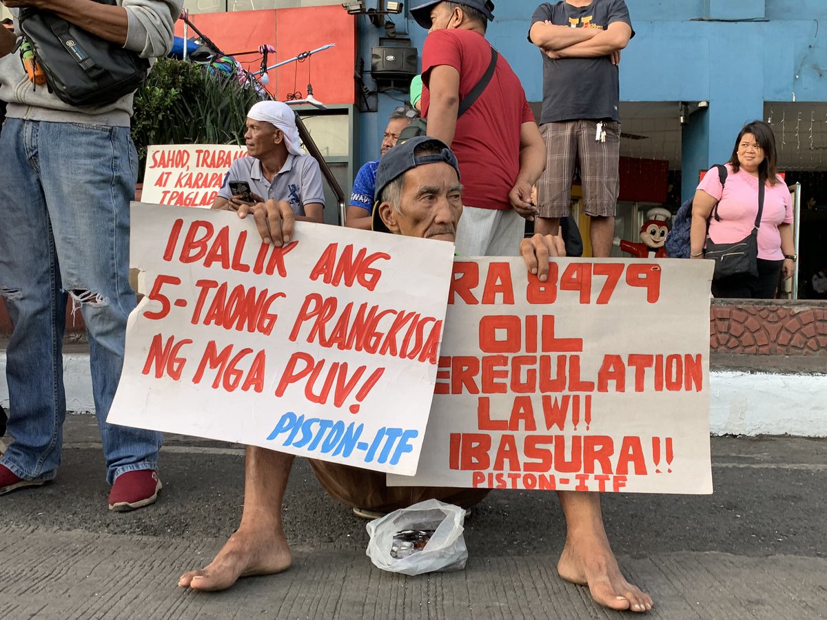 anakbayan_ph's tweet photo. NO TO PUV PHASEOUT!

Sinalubong ng mga jeepney drivers, operators, at mga taga-suporta ng protesta ang pagsisimula ng welga ngayong araw sa Monumento. Kaisa ang Anakbayan sa panawagan na ibasura ang palpak, pahirap, at hindi makatao na PUV Modernization Program. https://t.co/mAFnj31Cbt