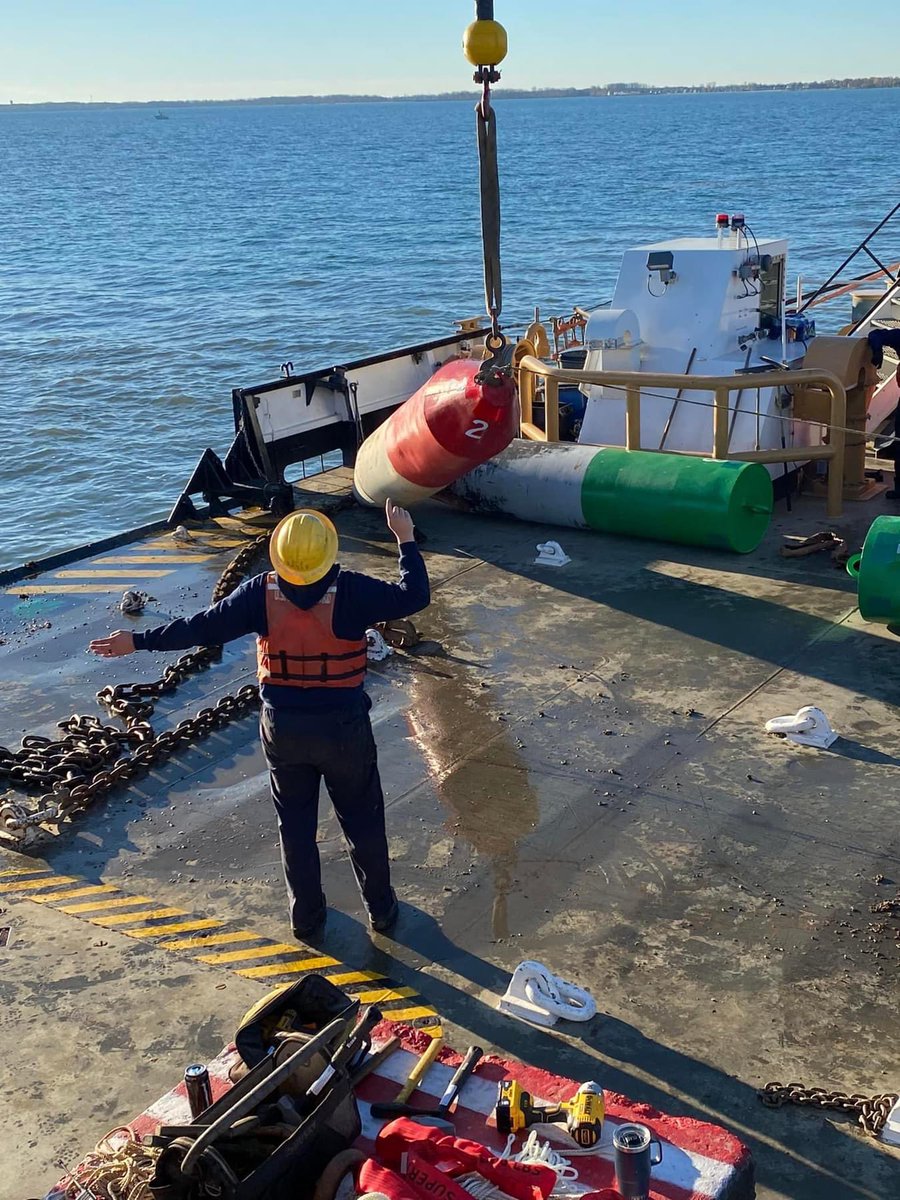 USCGGreatLakes's tweet photo. #USCG Cutter Bristol Bay conducts #OperationFallRetrieve Personnel completed 20 aids to navigation evolutions including inspections, and removing seasonal aids to prevent damage from the upcoming ice, and dropping winter marks to withstand the coldest season of the #GreatLakes https://t.co/h64yHTMRri