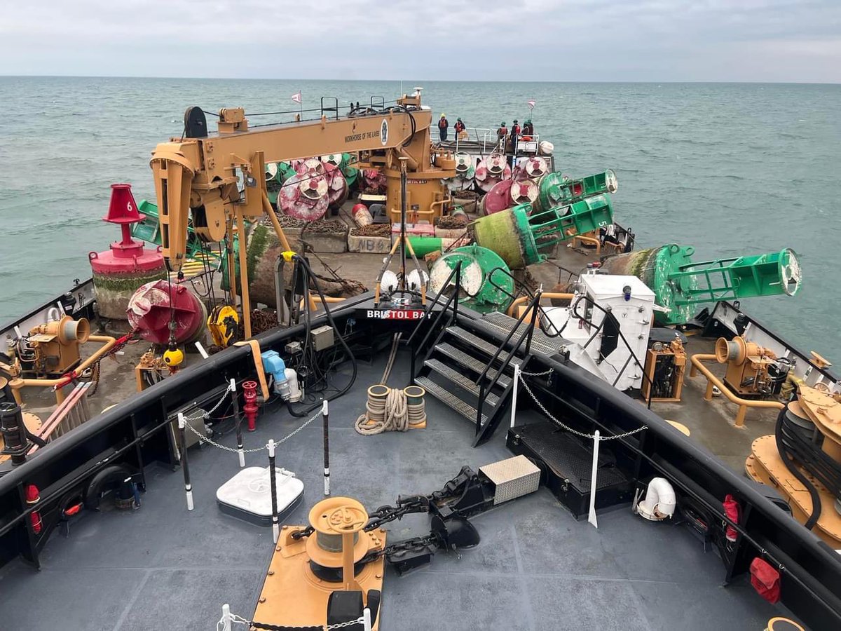 USCGGreatLakes's tweet photo. #USCG Cutter Bristol Bay conducts #OperationFallRetrieve Personnel completed 20 aids to navigation evolutions including inspections, and removing seasonal aids to prevent damage from the upcoming ice, and dropping winter marks to withstand the coldest season of the #GreatLakes https://t.co/h64yHTMRri
