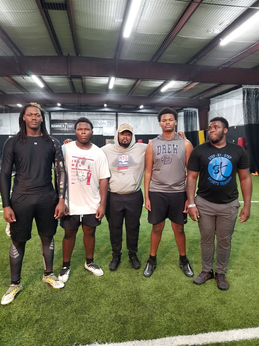 therealcoachno3's tweet photo. While you watching TV
We are getting better. DL Work. Dez Walker and Chuck Smith. https://t.co/dXoQMbmrKN