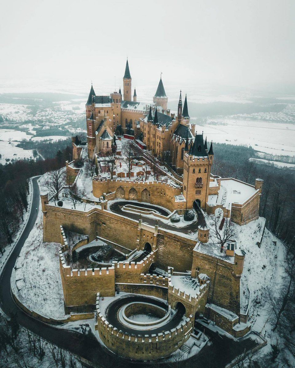 rovelnasya's tweet photo. What inspired human beings to build things like this? https://t.co/ZeyPT4dJhg