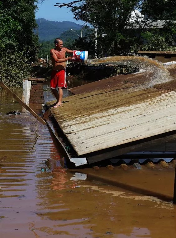 metsul's tweet photo. 🔴 ESPECIAL - ENCHENTE | As imagens de mais um desastre no Vale do Taquari que, apenas 75 dias após a enchente catastrófica de setembro, volta a viver o drama das águas. Não deixe de ver ▶️ https://t.co/EEnXUcJS98. https://t.co/bG3cphDaSn