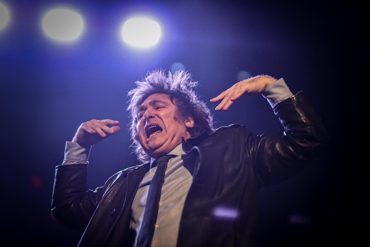 🇦🇷 SEÑORESSS ES OFICIAL.

JAVIER MILEI ES EL NUEVO PRESIDENTE DE ARGENTINA.

EL PRIMER PRESIDENTE LIBERTARIO DEL MUNDO. HISTORIA. HISTORIA. HISTORIA.