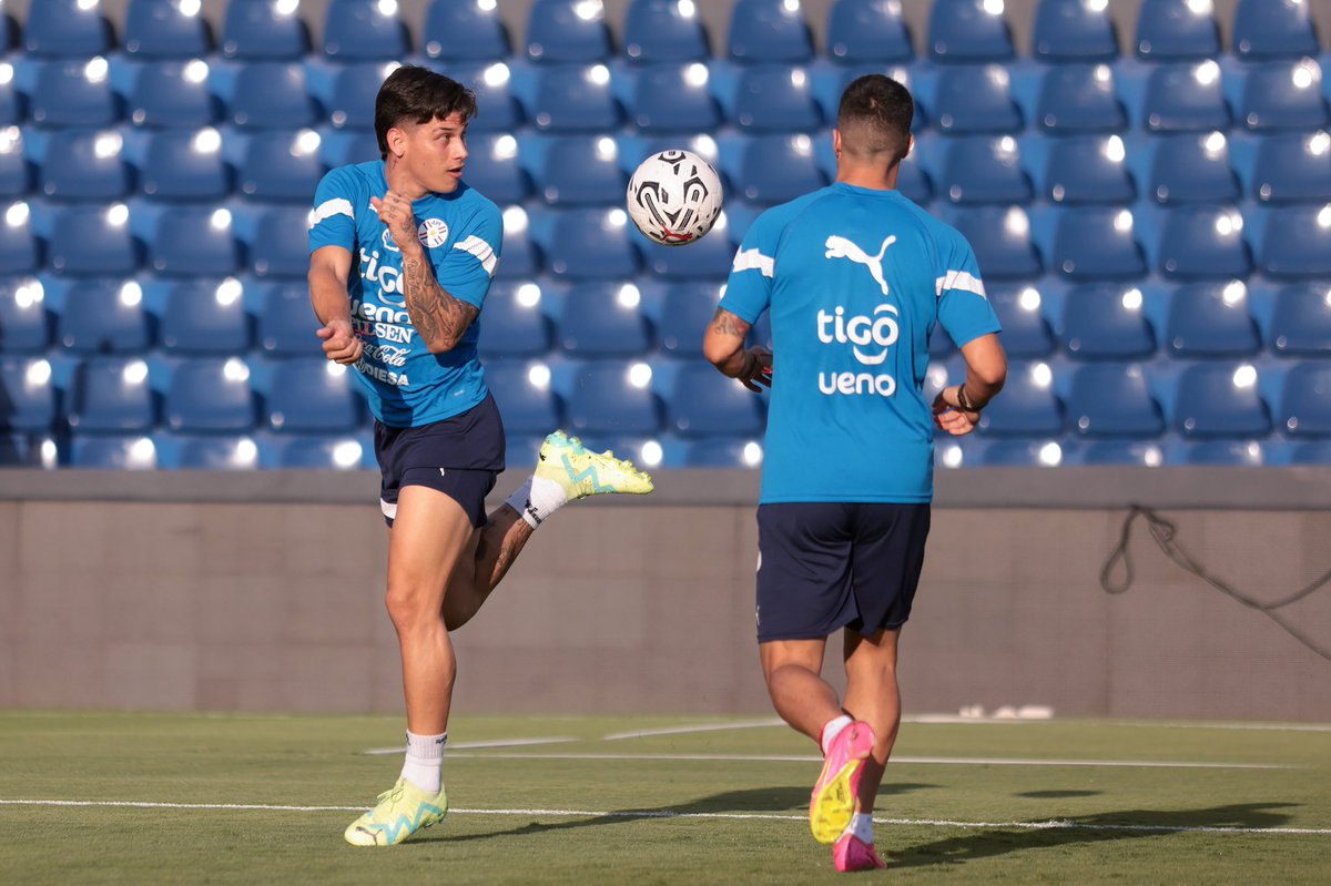 Albirroja's tweet photo. La Albirroja entrenó en su casa ���

El ueno Defensores del Chaco recibió a la Selección Nacional en su preparación para medirse ante a Colombia.

🗞️ https://t.co/rOeLYoST13

¡El martes nos vemos en @ElDefensores! 💪🏻

#VamosParaguay 🇵🇾 https://t.co/GH2pkADlDC