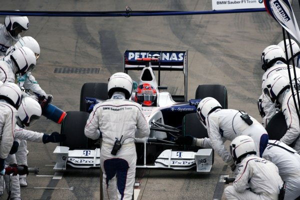 Formula0_versee's tweet photo. 28/71

Trulli e @KimiF0 se estranham devido a um toque do italiano na traseira do finlandês e esse toque está sendo investigado

@NickHeidfeldF0 ultrapassa Di Grassi e parece ter voltado ao ritmo normal.

@iridoF0, @VettelF0 e Trulli(@ToyotaF0Verse) param https://t.co/7IMvwPqKVY