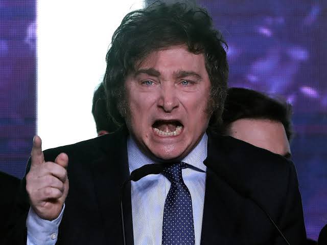 Amandavettorazz's tweet photo. 🚨URGENTE: Javier Milei é o novo presidente da Argentina.

Uma resposta clara aos 4 anos de inflação, intervenção, e outras políticas socialistas que se mostraram fracassadas. 

Que a mensagem fique clara para o Lula e a esquerda brasileira! https://t.co/g56X754kIC