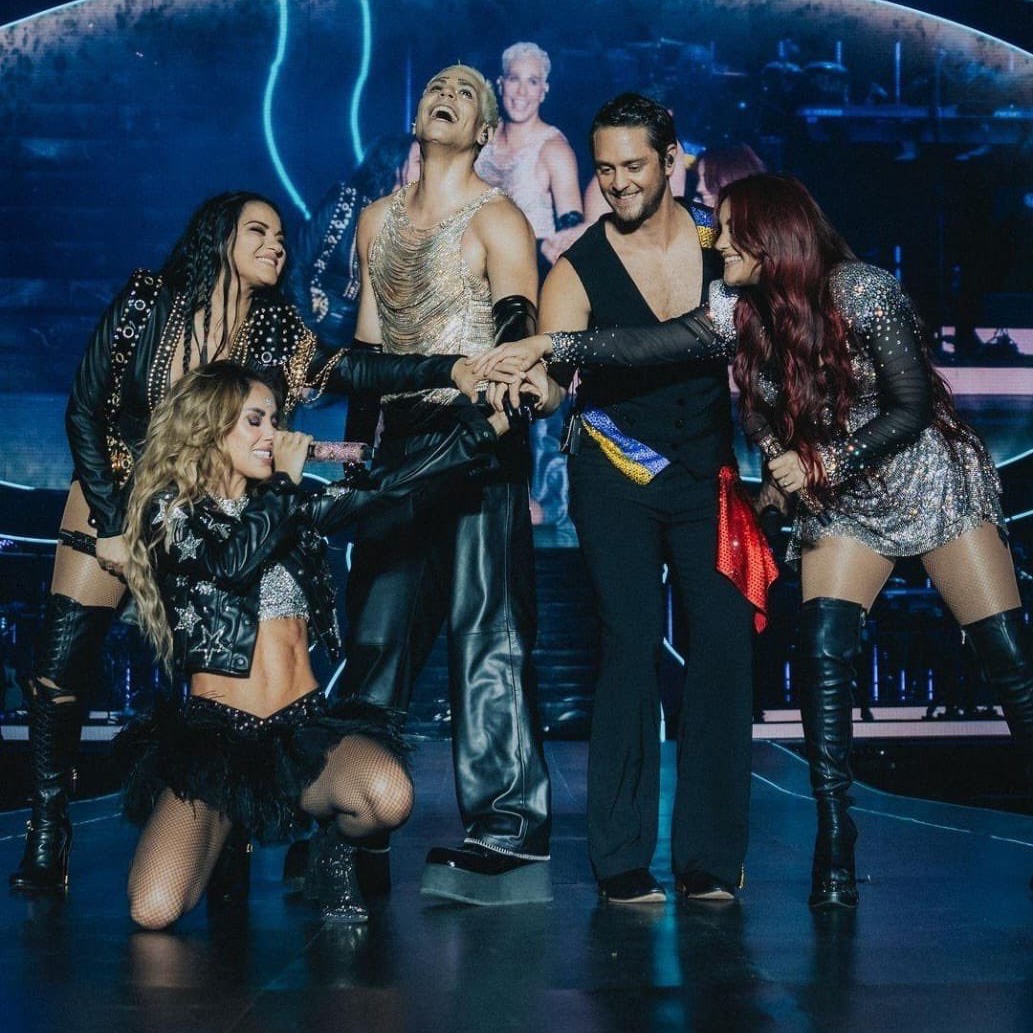 tracklist's tweet photo. "Soy Rebelde Tour" se torna a turnê mais lucrativa de um grupo vocal nos Estados Unidos. Com 30 shows, o RBD arrecadou mais de 130 milhões de dólares.

Latinos fazendo história ❤️ https://t.co/4njXFKnkBl