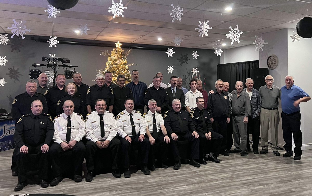 PerryTrimper's tweet photo. Celebrating years of service with @Town_HVGB Firefighters #DonWebber #GeorgeWay @YvonneJJones https://t.co/1X7jFSPSBb